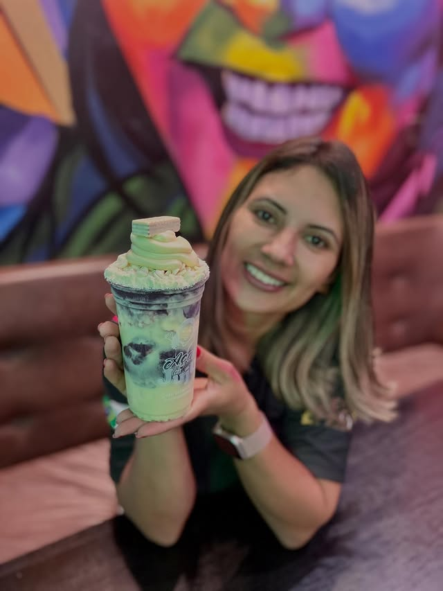 Juju segurando um milkshake cremoso