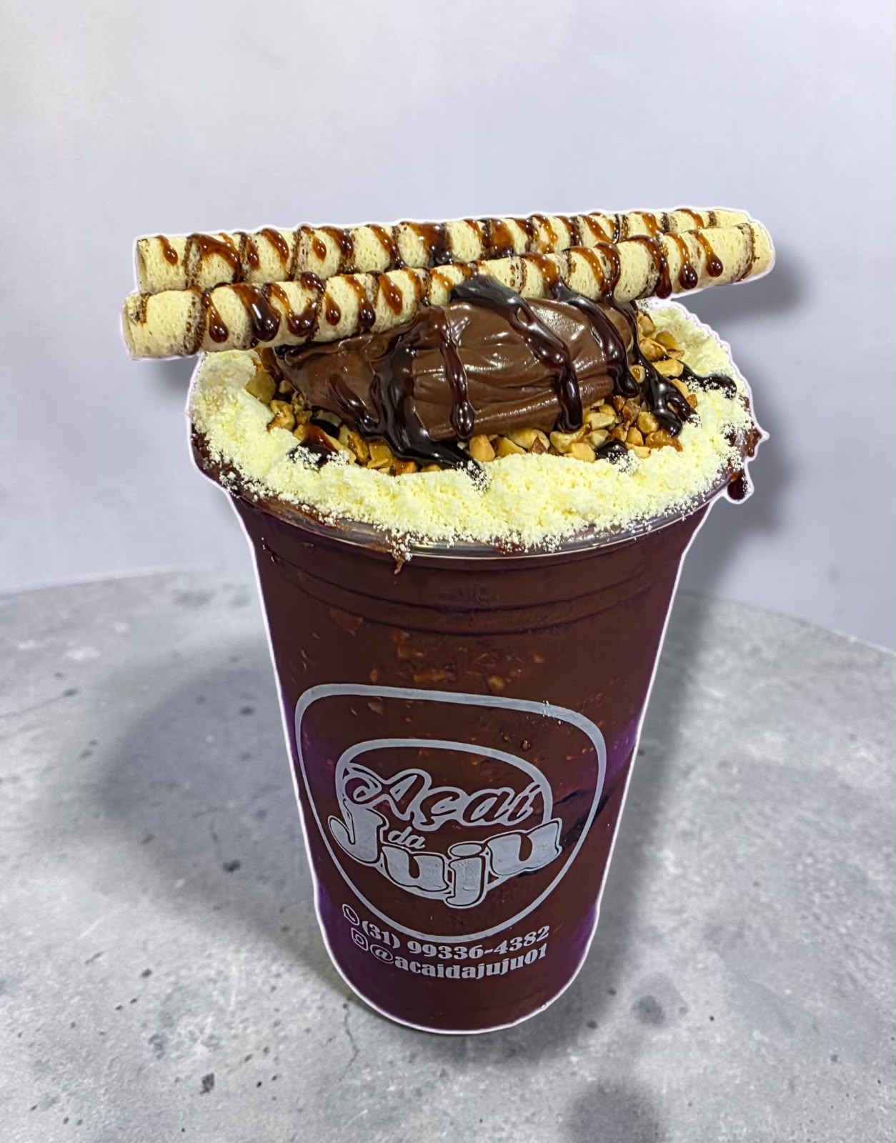 Interior da loja Açaí da Juju com balcão de complementos