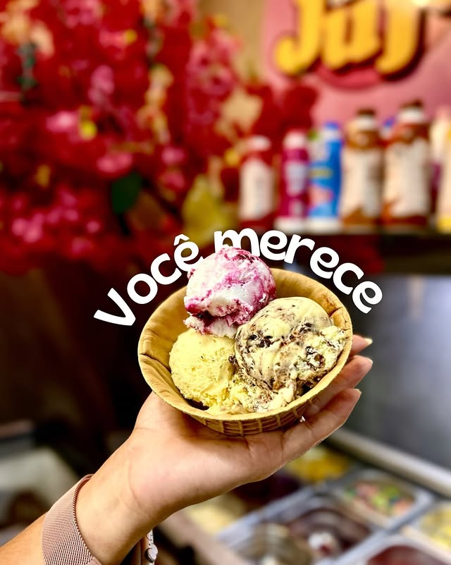 Casquinha com bolas de sorvete da Açaí da Juju