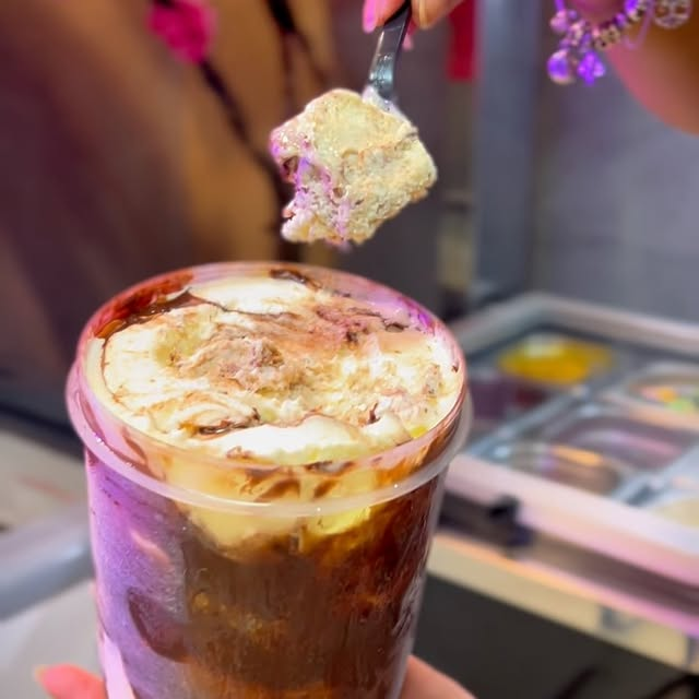 Copo de açaí com creme e calda de chocolate